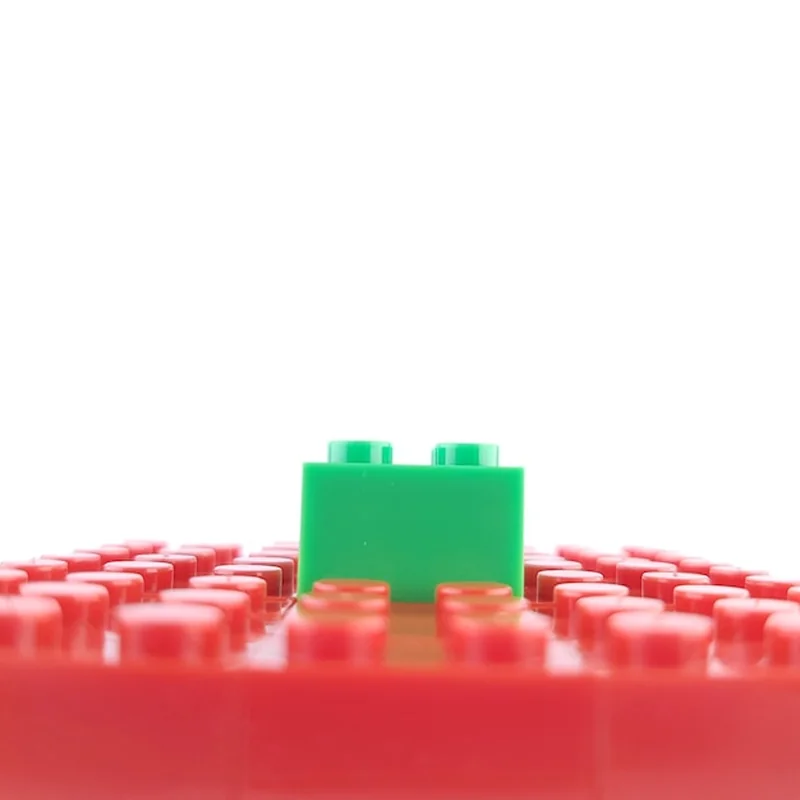 Zbliżenie bloków zabawek na białym tle