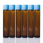 Fiolka ze szczepionką na białym tle