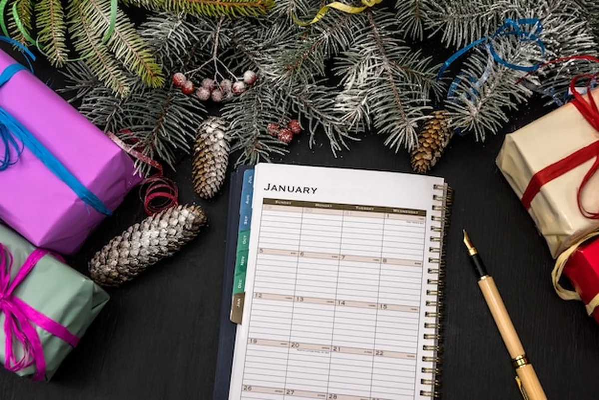 Gałęzie jodły z prezentami na ciemnym tle