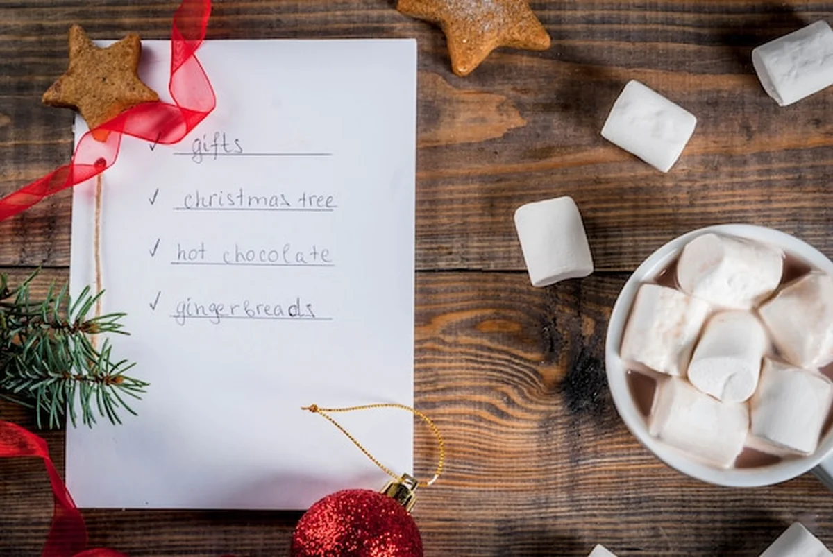 Drewniany stół z notatnikiem na Boże Narodzenie