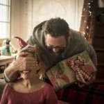 Mężczyzna trzymający kobietę w domu