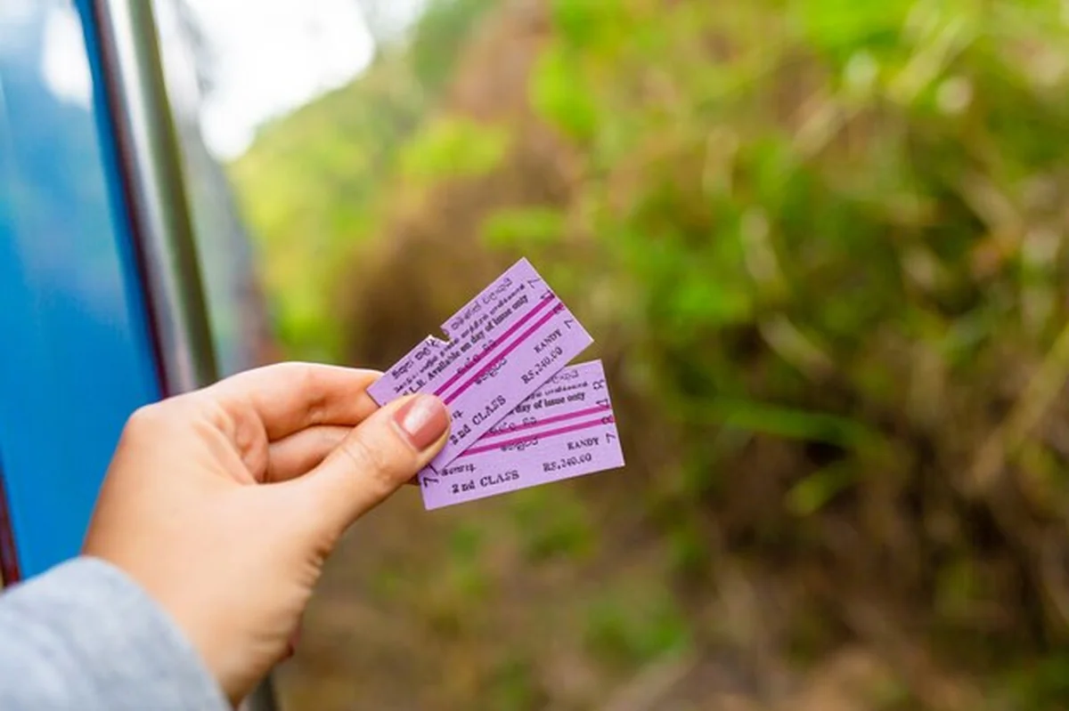 Turystka trzyma bilet na pociąg w ręku na Sri Lance