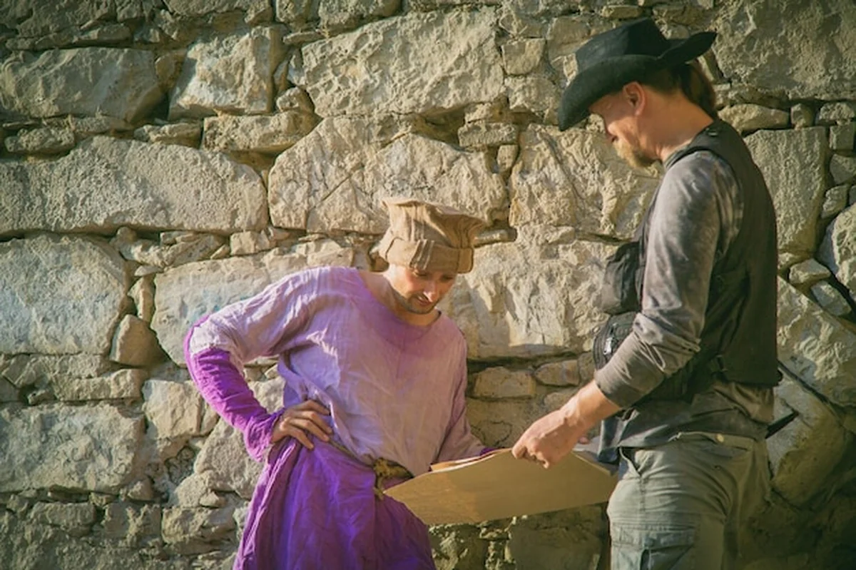 Archeolog prezentuje rekonstrukcję wykopalisk z XIX wieku