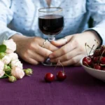 Kieliszek wina i miska wiśni