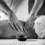 Młoda kobieta podczas masażu pleców z olejoną skórą