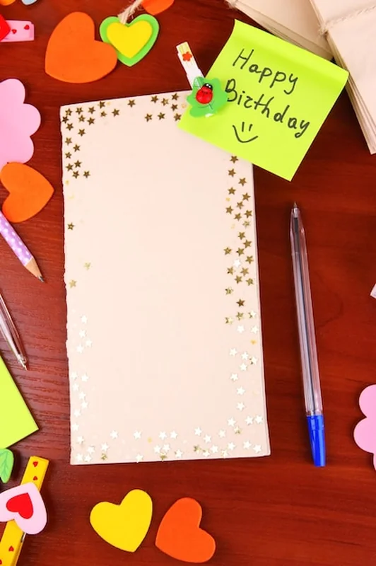 Pisanie listu z gratulacjami na drewnianym stole