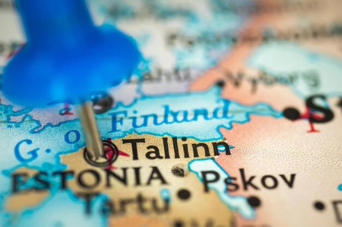 Mapa z pinezką w Tallinie w Estonii dla turystyki podróżniczej i podróży po Europie