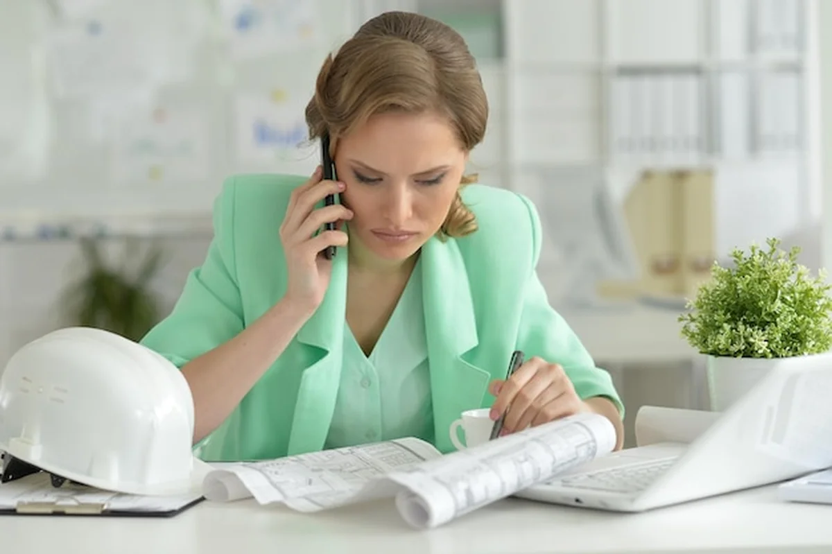 Młody architekt rozmawia przez telefon w biurze