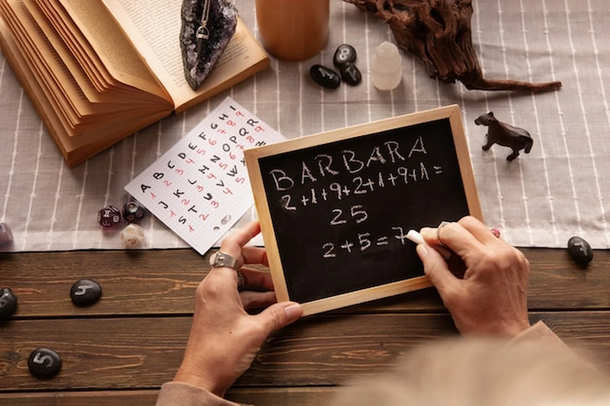 Koncepcja numerologii na tablicy widok z góry