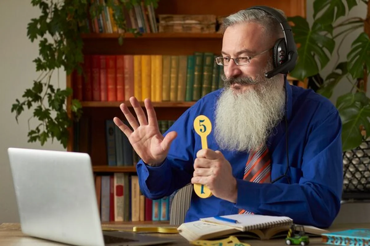 Nauczyciel uczy dziecko online przy użyciu laptopa