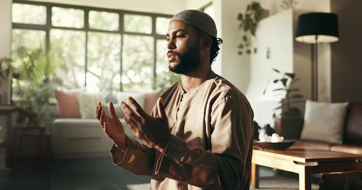 Muzułmanin modlący się na podłodze w domu