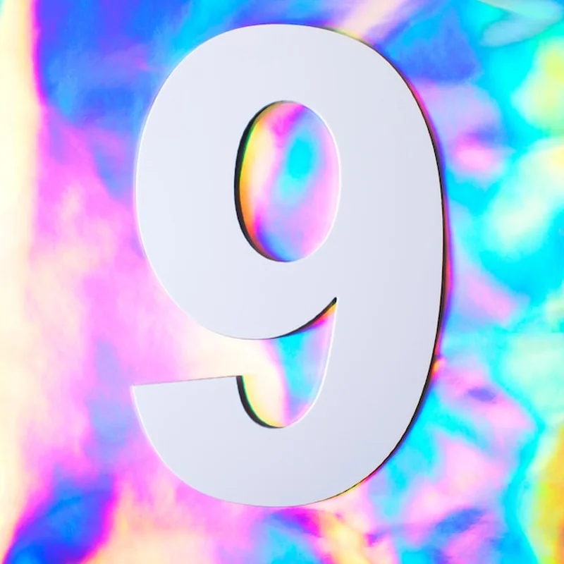 Numer dziewięć na holograficznym tle