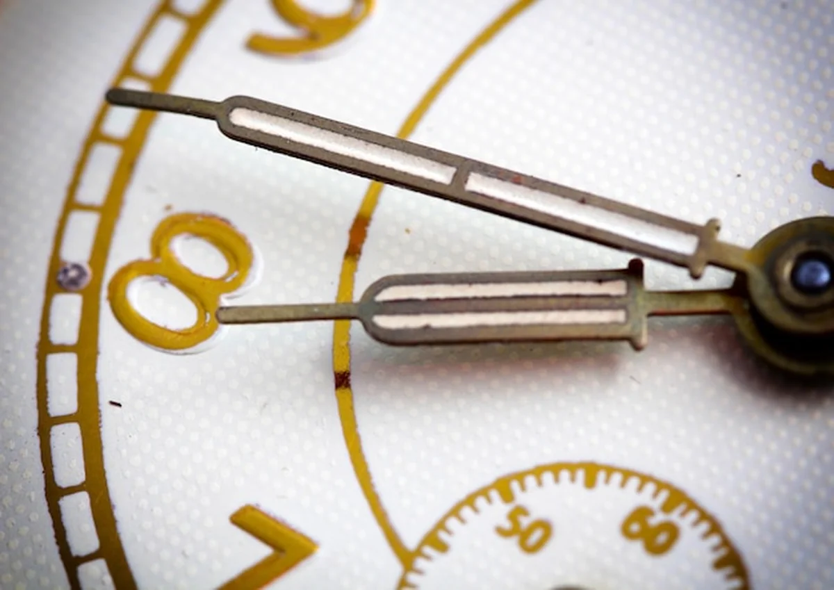 Zbliżenie wskazówek na tarczy zegara