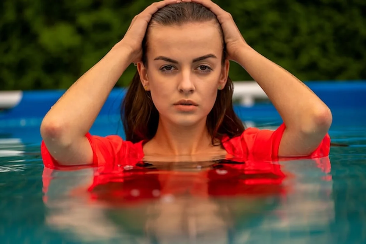 Piękna kobieta w basenie