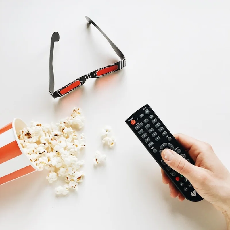 Oglądanie filmu z popcornem