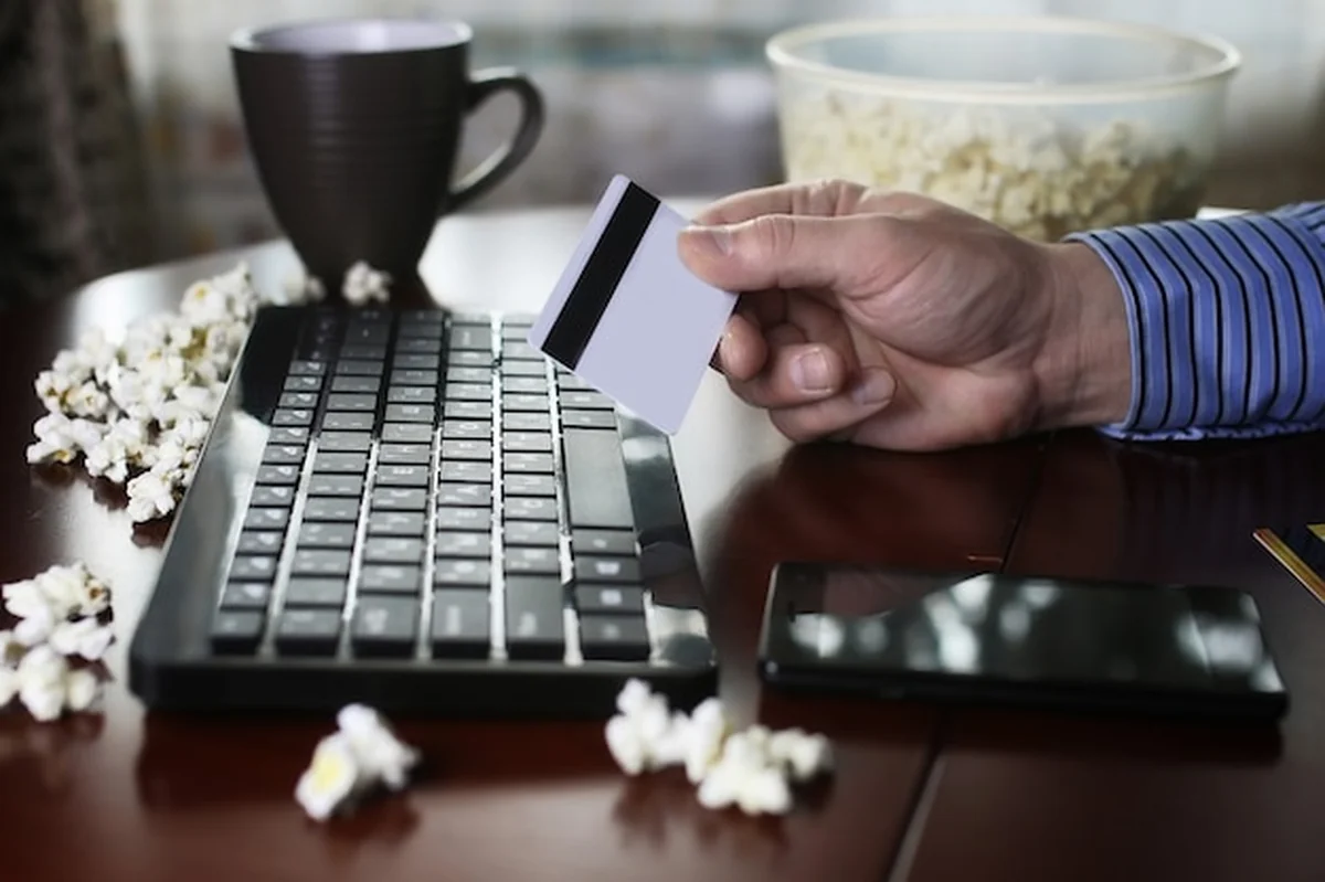 Mężczyzna płaci kartą kredytową podczas zakupów online