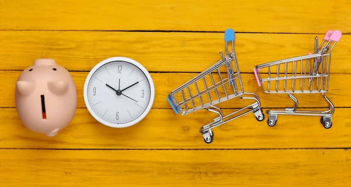 Wózki do zakupów na żółtej powierzchni