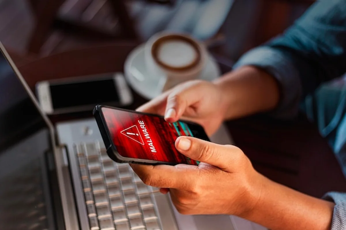 Koncepcja ostrzegania przed szkodliwym oprogramowaniem na smartfonach