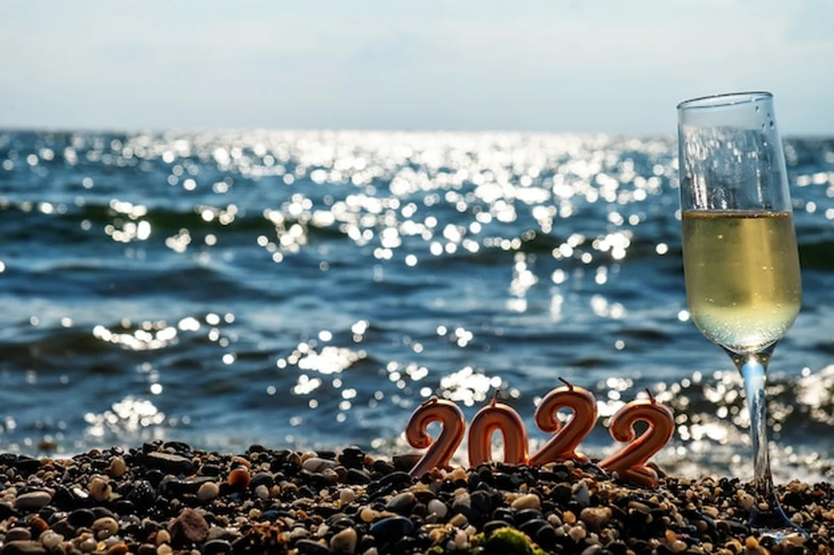 Nowy Rok 2022 na plaży przy błękitnym morzu